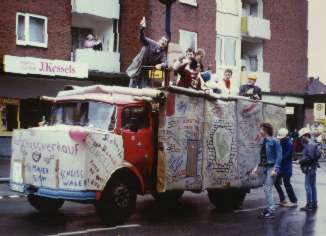 Karneval 1990 - Der fertige Wagen kurz vor dem Start