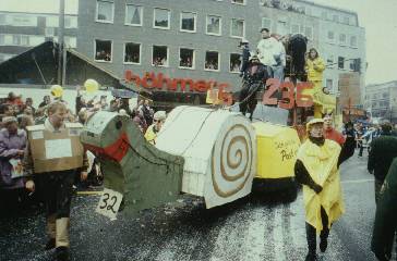 Karneval 1993 - Ulla und Markus bahnen den Weg f�r die Schneckenpost